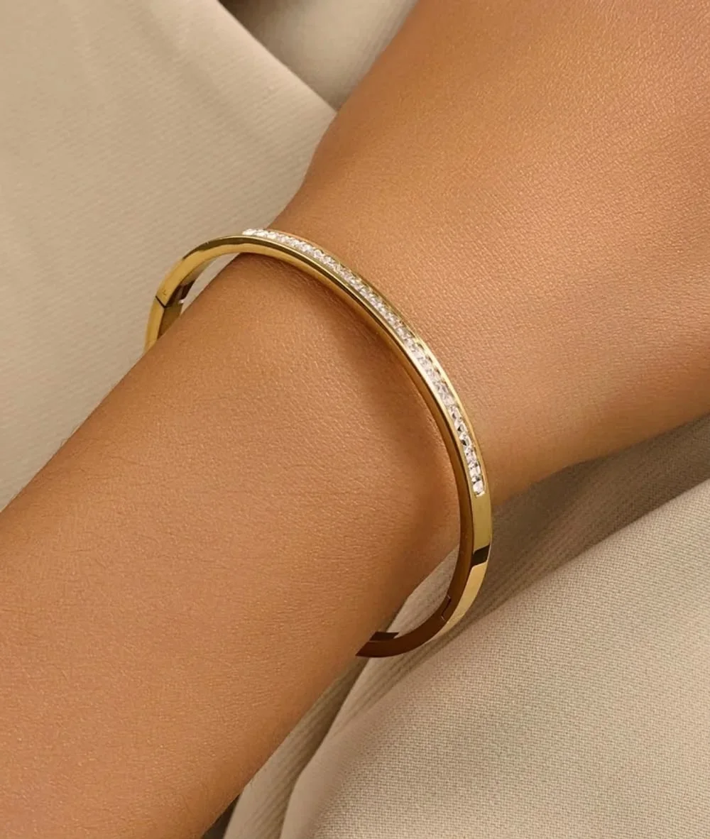 Kadın Şık Bileklik Koleksiyonu – Gold ve Gümüş Renkli Taş Detaylı BilekliklerKadın Şık Bileklik Koleksiyonu – Gold ve Gümüş Renkli Taş Detaylı BilekliklervKadın Şık Bileklik Koleksiyonu – Go