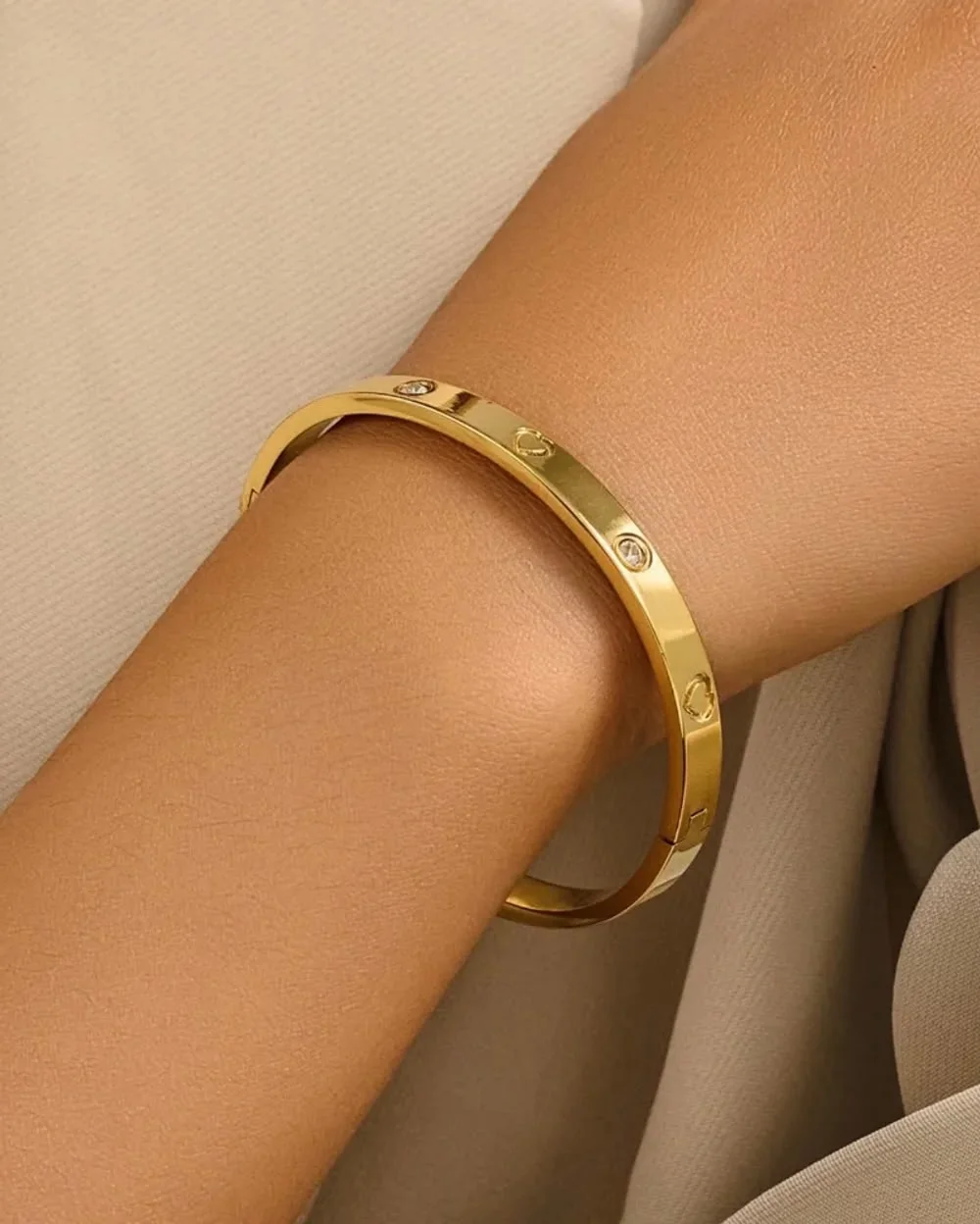 Kadın Şık Bileklik Koleksiyonu – Gold ve Gümüş Renkli Taş Detaylı BilekliklerKadın Şık Bileklik Koleksiyonu – Gold ve Gümüş Renkli Taş Detaylı BilekliklervKadın Şık Bileklik Koleksiyonu – Go