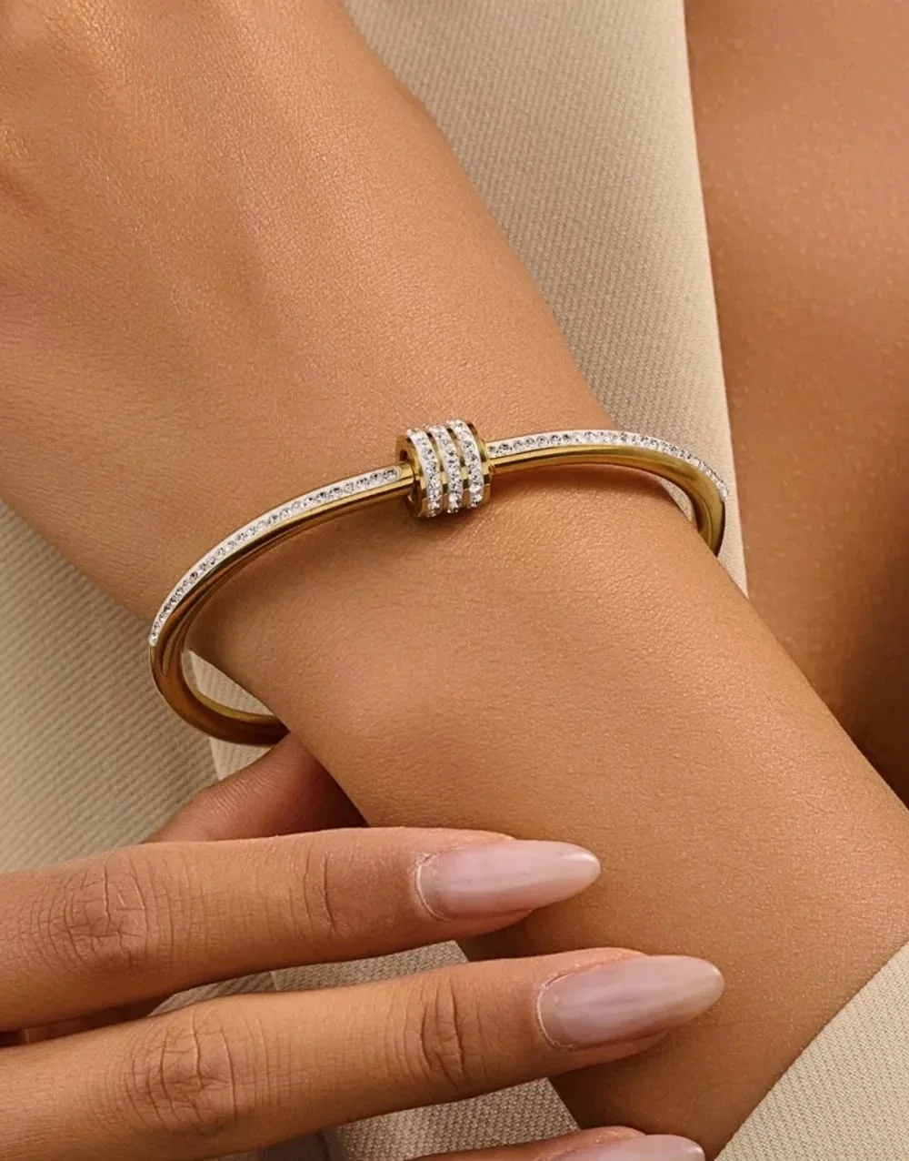 Kadın Şık Bileklik Koleksiyonu – Gold ve Gümüş Renkli Taş Detaylı BilekliklerKadın Şık Bileklik Koleksiyonu – Gold ve Gümüş Renkli Taş Detaylı BilekliklervKadın Şık Bileklik Koleksiyonu – Go